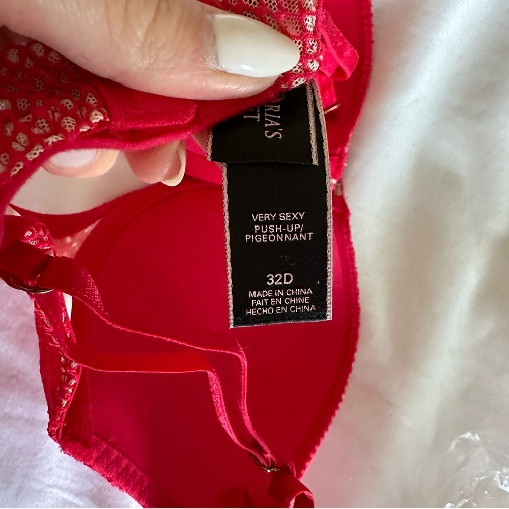 Red Bra - Picture 3 of 6